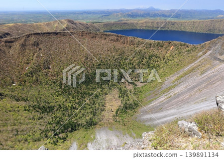 從北海道摩周山山頂附近看到的摩週湖和火山口。 139891134