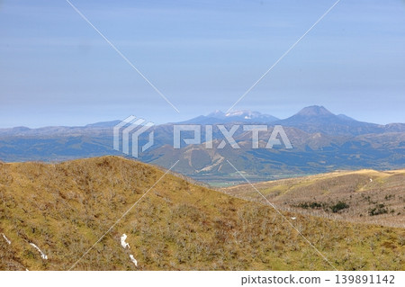 從北海道西別山眺望奧坎山和梅坎山 從北海道西別山眺望奧坎山和梅坎山 139891142