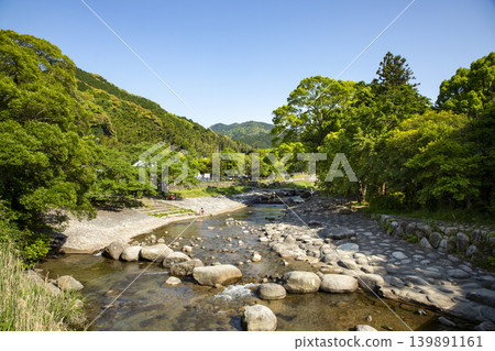 位於福岡縣中川市中川河畔的中之島公園景色。 位於福岡縣中川市中川河畔的中之島公園景色。 139891161