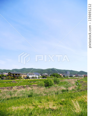 Riverside residential area and blue sky scenery Riverside residential area and blue sky scenery 139891212