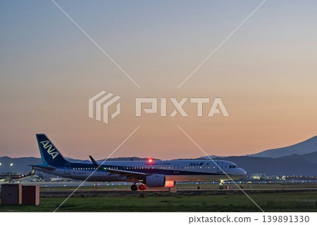 黃昏時分的仙台機場，飛機滑行，宮城縣名取市 139891330