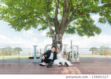 新郎新娘在心愛之物前拍攝婚紗照 新郎新娘在心愛之物前拍攝婚紗照 139891527
