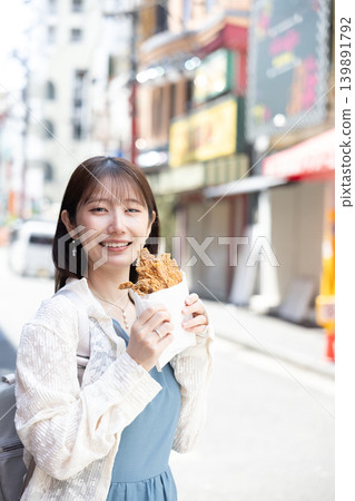 一位女士在橫濱中華街享用街頭小吃 139891792