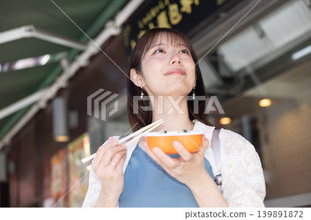 一位女士在橫濱中華街享用街頭小吃 139891872