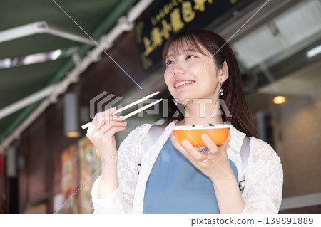 一位女士在橫濱中華街享用街頭小吃 139891889