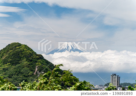 從三濱眺望雲海之上的富士山 從三濱眺望雲海之上的富士山 139891893