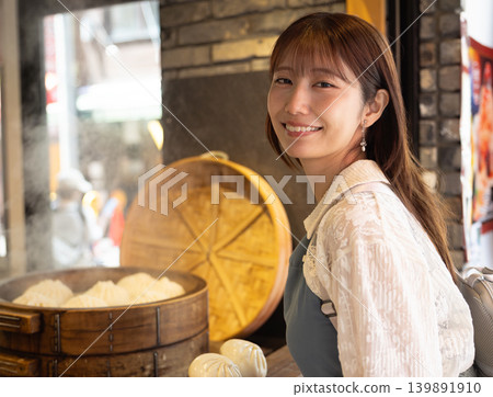 一位女士在橫濱中華街享用街頭小吃 一位女士在橫濱中華街享用街頭小吃 139891910