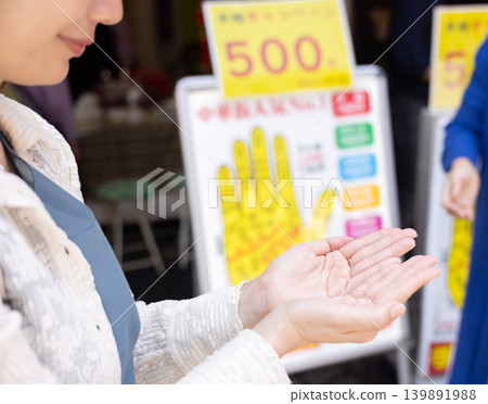 A woman getting her palm read. 139891988
