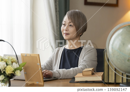 一位資深女性在家遠距辦公 139892147
