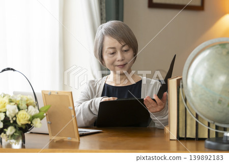 一位資深女性在家遠距辦公 一位資深女性在家遠距辦公 139892183