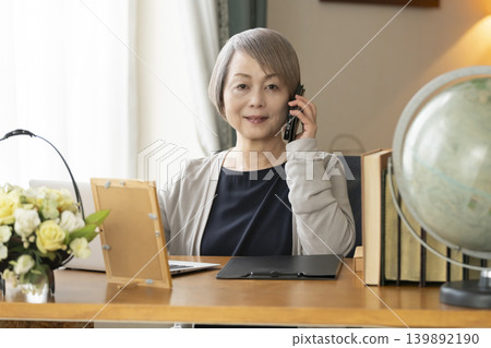 一位資深女性在家遠距辦公 一位資深女性在家遠距辦公 139892190