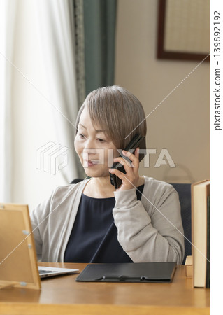 一位資深女性在家遠距辦公 一位資深女性在家遠距辦公 139892192