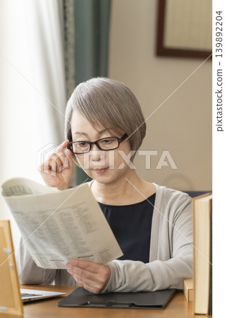 一位資深女性在家遠距辦公 一位資深女性在家遠距辦公 139892204