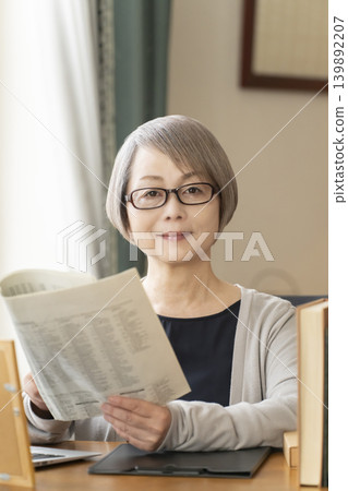 一位資深女性在家遠距辦公 一位資深女性在家遠距辦公 139892207