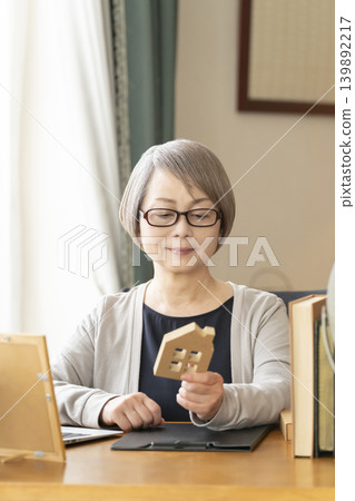 一位資深女性在家遠距辦公 一位資深女性在家遠距辦公 139892217