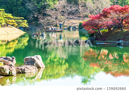【特別風景名勝】栗林庭園:晚秋景色 - 楓葉島與傳統日式小船(3) - 香川縣高松市 【特別風景名勝】栗林庭園:晚秋景色 - 楓葉島與傳統日式小船(3) - 香川縣高松市 139892660