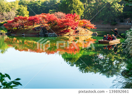 【特別風景名勝】栗林庭園:晚秋美景-楓葉小島與傳統日式小船(第四部)-香川縣高松市 【特別風景名勝】栗林庭園:晚秋美景-楓葉小島與傳統日式小船(第四部)-香川縣高松市 139892661