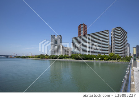 福岡島市的景色,街道兩旁林立著公寓大樓。 福岡島市的景色,街道兩旁林立著公寓大樓。 139893227