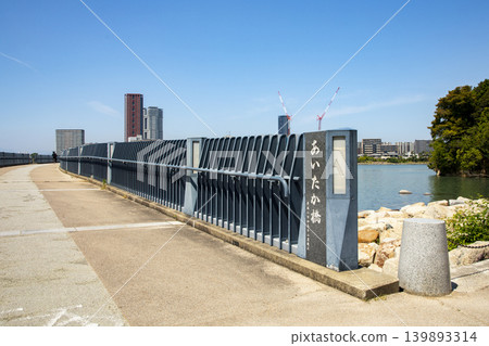 愛鷹大橋連接福岡島市和香椎海岸散步道。 愛鷹大橋連接福岡島市和香椎海岸散步道。 139893314