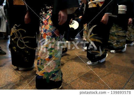 新娘在遊行隊伍中穿著的黑色正式和服 新娘在遊行隊伍中穿著的黑色正式和服 139893578