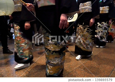 新娘在遊行隊伍中穿著的黑色正式和服 新娘在遊行隊伍中穿著的黑色正式和服 139893579