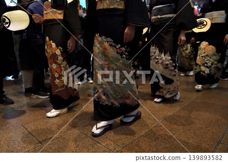 新娘在遊行隊伍中穿著的黑色正式和服 新娘在遊行隊伍中穿著的黑色正式和服 139893582