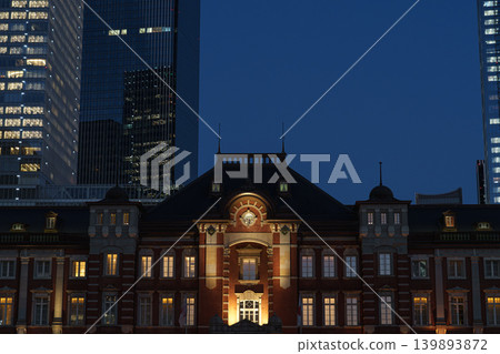 黃昏時的東京車站、通往皇宮的燈光之路以及聖誕夜的摩天大樓。 黃昏時的東京車站、通往皇宮的燈光之路以及聖誕夜的摩天大樓。 139893872