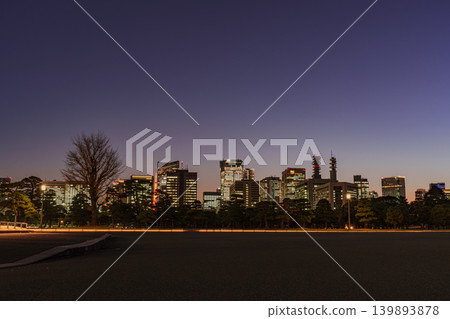 黃昏時的東京車站、通往皇宮的燈光之路以及聖誕夜的摩天大樓。 黃昏時的東京車站、通往皇宮的燈光之路以及聖誕夜的摩天大樓。 139893878