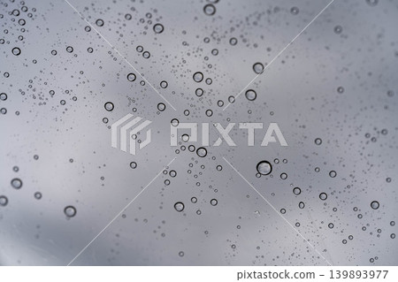 【雨季素材】雨滴落在乙烯基雨傘上 【雨季素材】雨滴落在乙烯基雨傘上 139893977