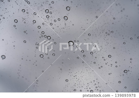 【雨季素材】雨滴落在乙烯基雨傘上 【雨季素材】雨滴落在乙烯基雨傘上 139893978