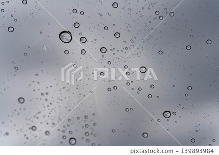 【雨季素材】雨滴落在乙烯基雨傘上 【雨季素材】雨滴落在乙烯基雨傘上 139893984
