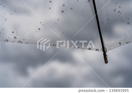 【雨季素材】雨滴落在乙烯基雨傘上 139893995