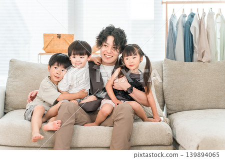 我家,一對笑容滿面的父母和孩子在屋裡玩耍,爸爸和孩子 我家,一對笑容滿面的父母和孩子在屋裡玩耍,爸爸和孩子 139894065