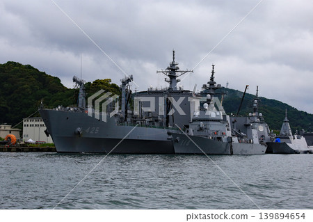 一艘驅逐艦和一艘補給艦停泊在那裡。 一艘驅逐艦和一艘補給艦停泊在那裡。 139894654