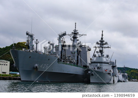 驅逐艦冬月號和補給艦瑪修號目前停泊在港口。 驅逐艦冬月號和補給艦瑪修號目前停泊在港口。 139894659