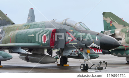 一架日本航空自衛隊的 RF-4EJ 鬼怪 II 偵察機停在停機坪上,當時下著雨。 一架日本航空自衛隊的 RF-4EJ 鬼怪 II 偵察機停在停機坪上,當時下著雨。 139894731
