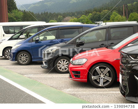 停車場裡停滿了乘用車 停車場裡停滿了乘用車 139894738