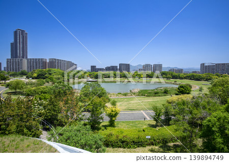 從福岡市東區島城中央公園眺望公寓大樓。 從福岡市東區島城中央公園眺望公寓大樓。 139894749