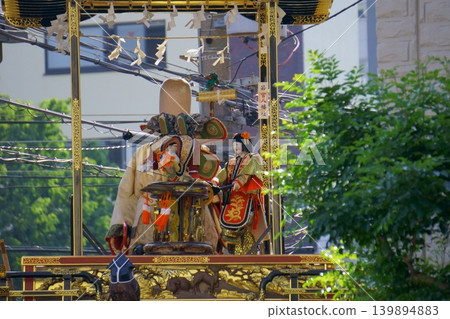 五輛花車在居民區展示機械木偶。 五輛花車在居民區展示機械木偶。 139894883