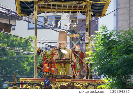 在居民區,三輛花車展示機械木偶。 在居民區,三輛花車展示機械木偶。 139894885