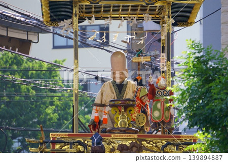 在居民區展示機械木偶的花車(1) 在居民區展示機械木偶的花車(1) 139894887