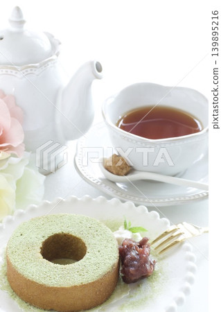 抹茶年輪蛋糕和紅茶 抹茶年輪蛋糕和紅茶 139895216