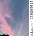 夕陽將雲朵染成了五彩斑斕的顏色。 139895613