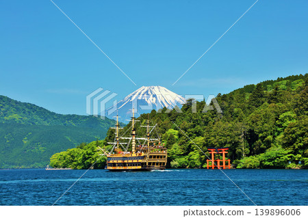 初夏的箱根、藍天、海盜船、富士山 初夏的箱根、藍天、海盜船、富士山 139896006