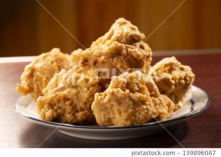 新鮮炸製的日式炸雞塊(karaage)盛放在盤子裡,這是一道香氣撲鼻的經典日本料理。 新鮮炸製的日式炸雞塊(karaage)盛放在盤子裡,這是一道香氣撲鼻的經典日本料理。 139896087