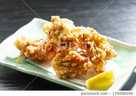 新鮮炸製的日式炸雞塊（karaage），配上檸檬，盛於白色盤子中。 139896099