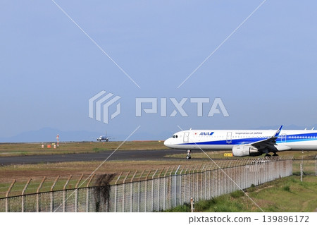 兩架飛機停在跑道上等待起飛。 兩架飛機停在跑道上等待起飛。 139896172