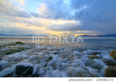 Incoming wave Incoming wave 139896272