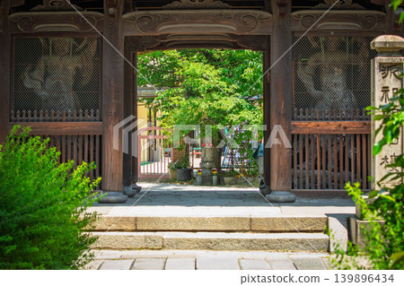在京都壇王法輪寺正門和門之間可以看到一尊地藏菩薩像。 139896434