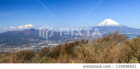 從蘆之湖天際線可以欣賞到富士山的壯麗景色。 從蘆之湖天際線可以欣賞到富士山的壯麗景色。 139896601